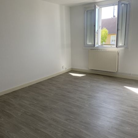 Appartement TYPE 4 AVORD – 68 m² - Photo 4