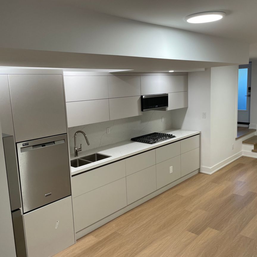 For Lease - 370 Lippincott Street Unit# Lower unit, Toronto, Ontario - Photo 1