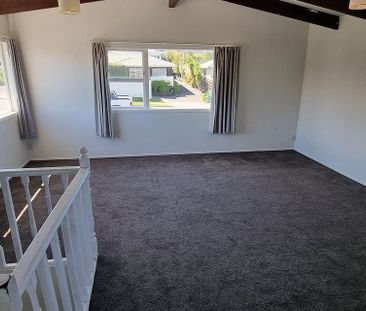 Large 5 bed, 2 lounge home, pets ok, fully fenced - Photo 2