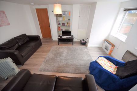 1 bedroom Flat in Welton Road, Leeds - Photo 5