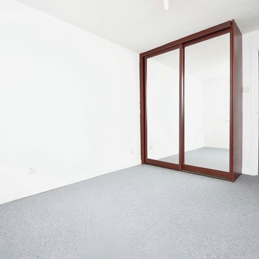 Flat to rent - Neptune Walk, Erith, DA8 - Photo 1