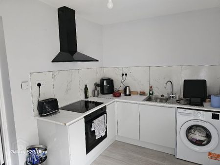 Room, 17 Dunvegan Street, Belfast, BT6 8GE - Photo 2