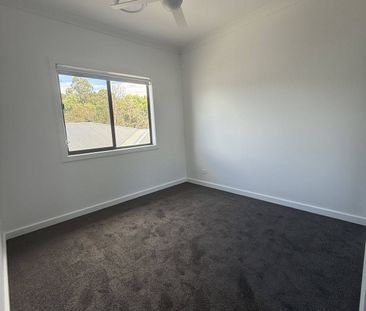 STUNNING NEAR NEW 3 BEDROOM TOWNHOUSE - Photo 3