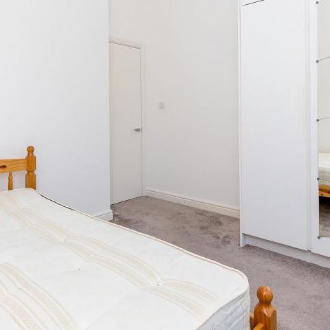 Fantastic split level four bedroom flat minutes to Notting Hill & Bayswater - Photo 1