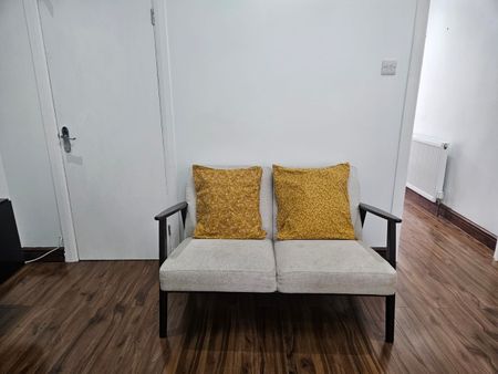 3 Bed Semi-Detached House, Gloucester Road, CR0 - Photo 2