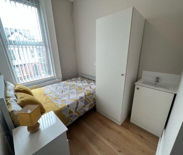 Camden Street, Room 5, All Bills Included, Belfast, BT9 6UA - Photo 3