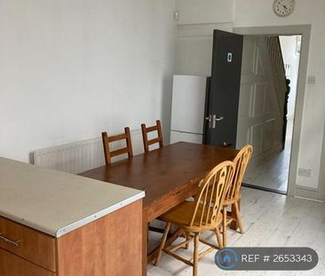 1 bedroom in a house share to rent - Photo 3