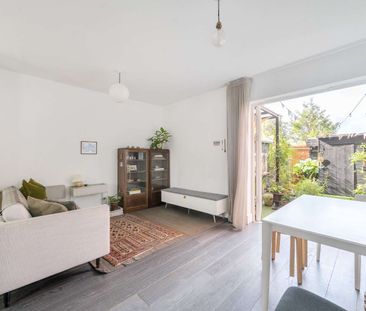 Exceptional three-bedroom townhouse in the heart of Winchester city centre. - Photo 2