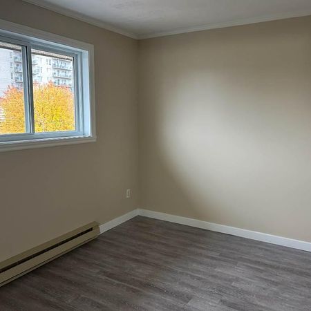 BEAU 5 1/2 - EMPLACEMENT IDÉAL - STATIONNEMENTS - Photo 3