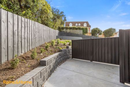 Outstanding recently renovated 1 bedroom apartment! - Photo 2