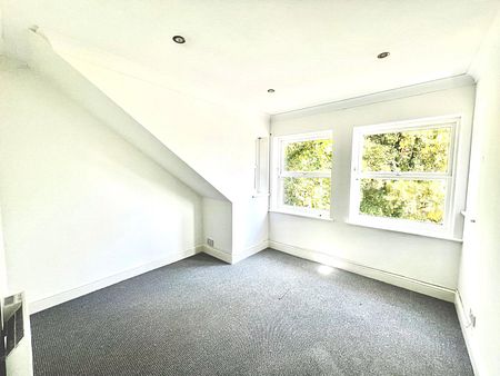 2 BEDROOM TOP FLOOR FLAT AVAILABLE IMMEDIATELY! - Photo 4