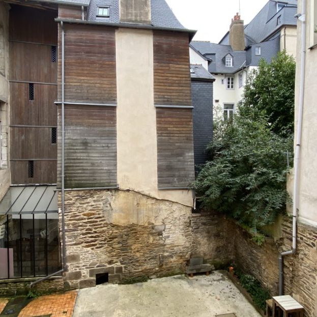 Charmant 2 pièces meublé en plein cœur historique – vue sur l’église Saint-Germain - Photo 1