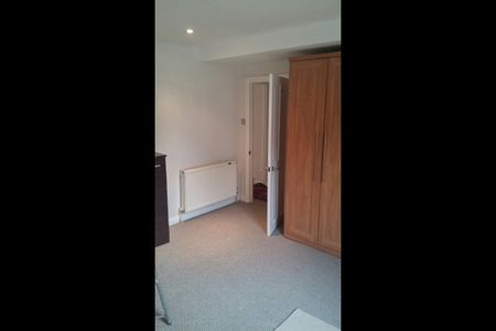 1 Bed Flat, Wandsworth Road, SW8 - Photo 4