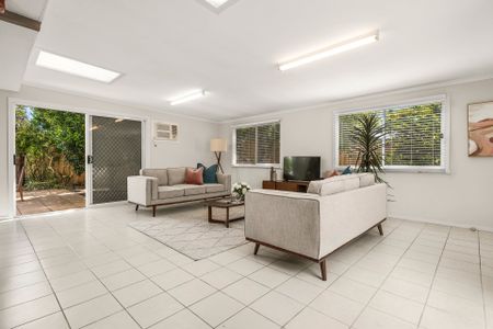 Spacious 4 Bedroom + Study Family Home in Prime Keysborough Location - Photo 2