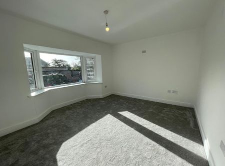 4 bedroom semi-detached house to rent - Photo 5