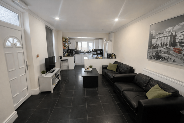 7 bedroom end of terrace house to rent - Photo 1