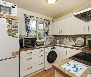 Flat to rent - Le May Avenue, London, SE12 - Photo 5