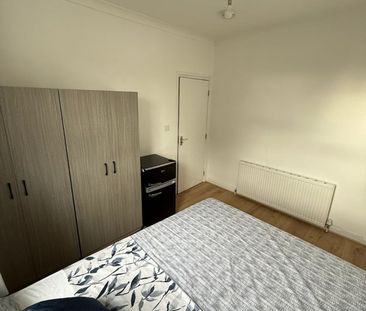 Room in a Shared House, Colegrave Road, E15 - Photo 4