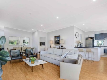 Urban Oasis in Teneriffe: Spacious Living, Modern Comforts, and Unmatched Convenience - Photo 2