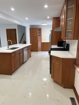 For Lease - 224 Park Avenue, East Gwillimbury, Ontario - Photo 1