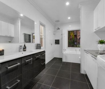 Three Bedroom Home with Swimming Pool! - Photo 3