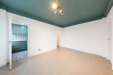 1 bedroom flat in St John's Wood - Photo 2