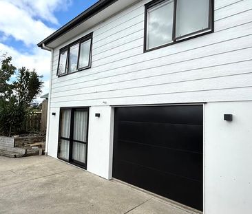 Spacious 3 Bedroom Family Home with Elevated Views Over Waipuna Park - Photo 4