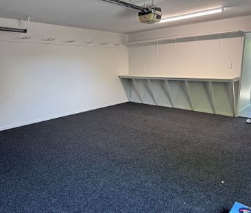 Newly refurbished large townhouse! - Photo 2