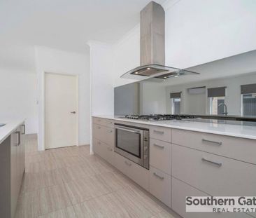 SPACIOUS FAMILY HOME PACKED WITH FEATURES!! - Photo 3