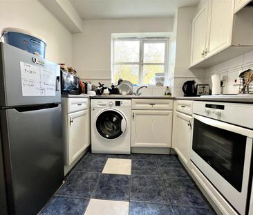 2 Bedroom Flat - Purpose Built To Let - Photo 2