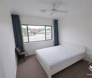 Stylish Townhouse Living in the Heart of Hope Island - Photo 4