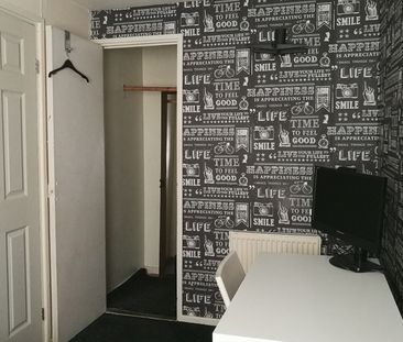 Room in a Shared House, Servia Drive, LS7 - Photo 1