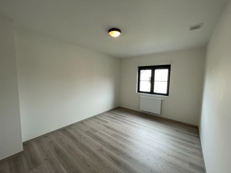 Drie slaapkamer EENGEZINSWONING met garage & tuin - Photo 3