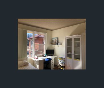 Sunny 2 bedroom unit, comfort and convenience - Photo 5