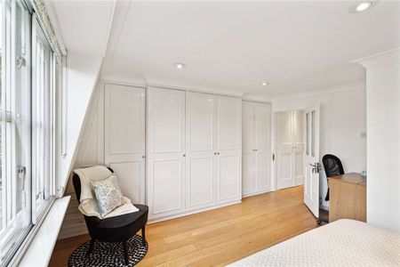 A beautifully presented five bedroom family home situated on a highly sought after Knightsbridge garden square. - Photo 4