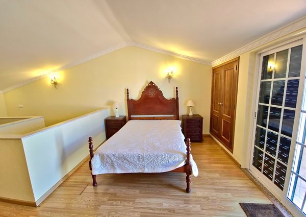 Moradia com piscina, jardim, totalmente equipada e mobilada