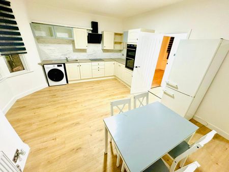 Two bedroom First Floor Flat on main green street- £1950 - Photo 3