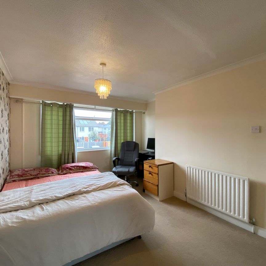 Lyndhurst Avenue, Aldershot, Hampshire, GU11 - Photo 1