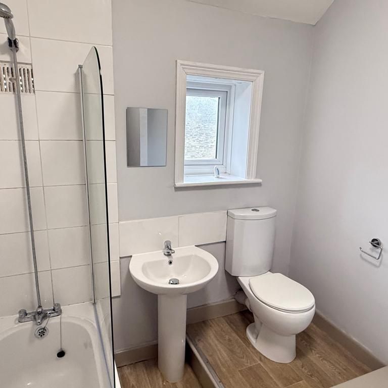 2 bedroom end of terrace house to rent - Photo 1