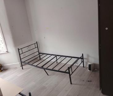 1 bedroom in a flat share to rent - Photo 3