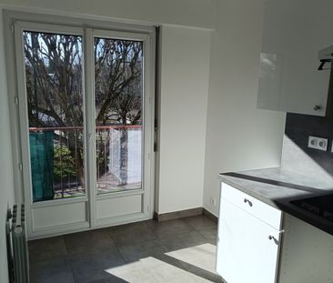 Location Appartement 2 pièces 53m² ST MAUR DES FOSSES 94100 - Photo 4