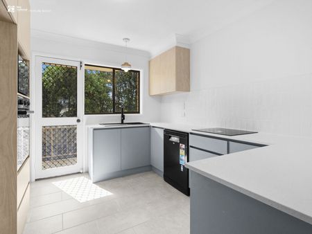 Spacious Beachside Apartment with Renovated Kitchen - Photo 5