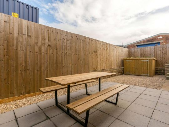 1 bedroom in a house share to rent - Photo 1