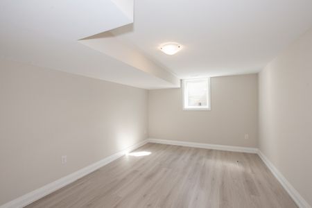 Spacious 2 Bed 2 Bath Lower Unit in Welland!! - Photo 4