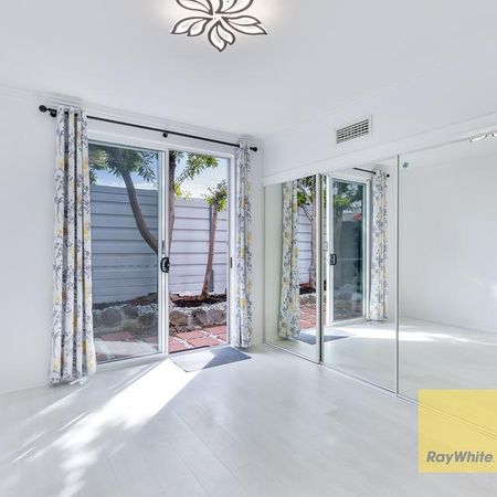Spacious 3-Bedroom Apartment with Private Courtyard - Photo 3