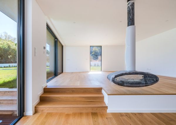 Moradia T6 de arquitetura moderna inserida no Golfe de Oeiras