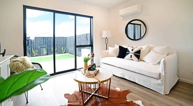 Stylish 2-Bedroom Townhouse in Flat Bush - Photo 1