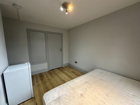 Bedsit, Ashbourne Court, E5 - Photo 2