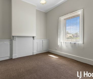 Charming 3-Bedroom Classic Stone Maisonette in a Prime Location - Photo 2