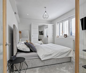 4 bedroom semi-detached house to rent - Photo 2